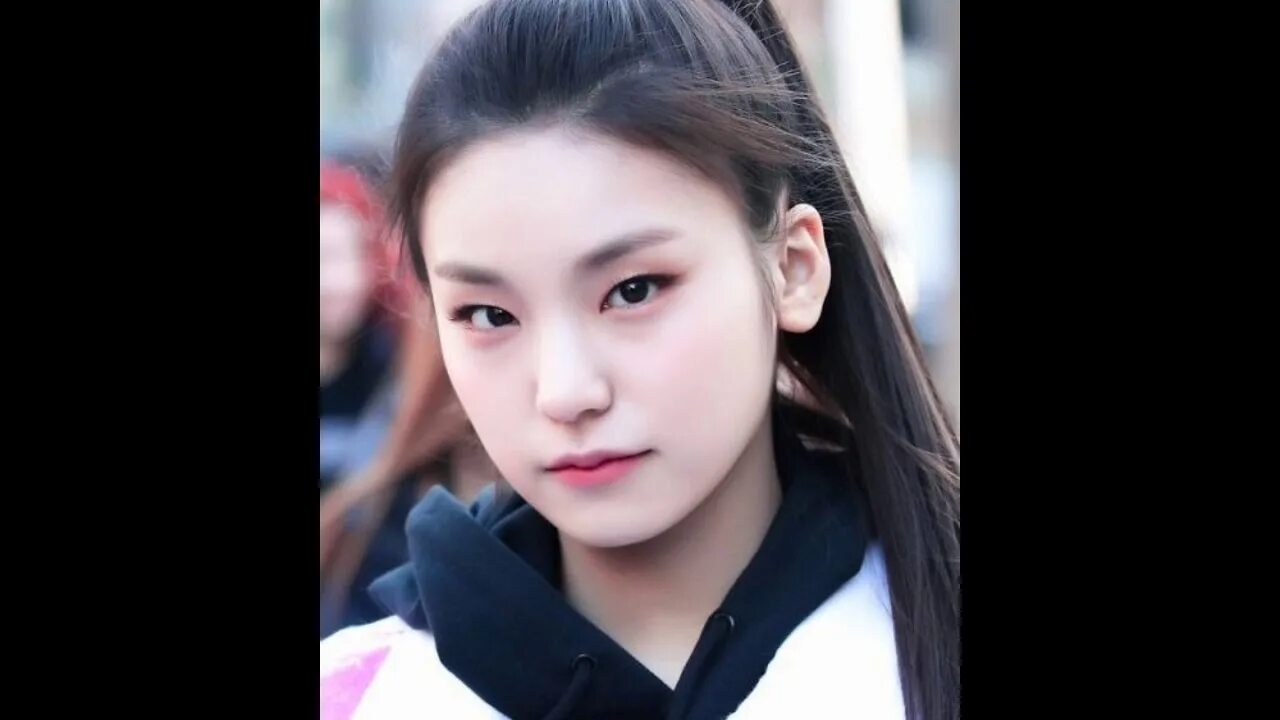Itzy boy. Хван йеджи. йеджи itzy. itzy ryujin loco. itzy yeji loco.