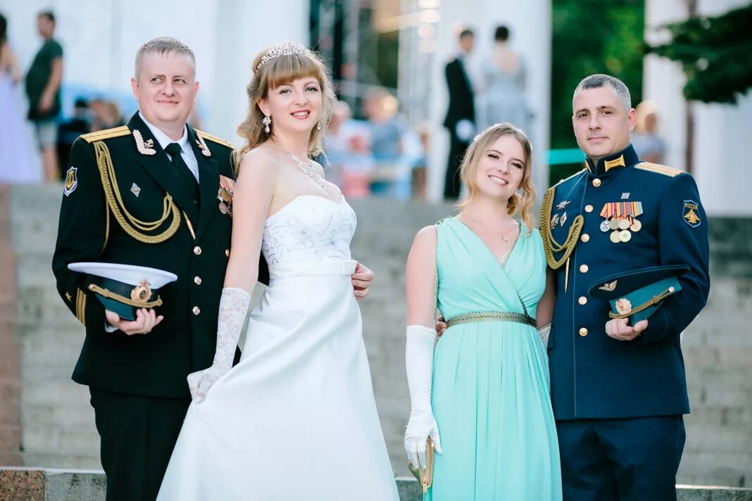 Солдат жену офицера. Жена офицера. Офицерские жены. Свадьба офицера в форме. Жена офицера свадьба.
