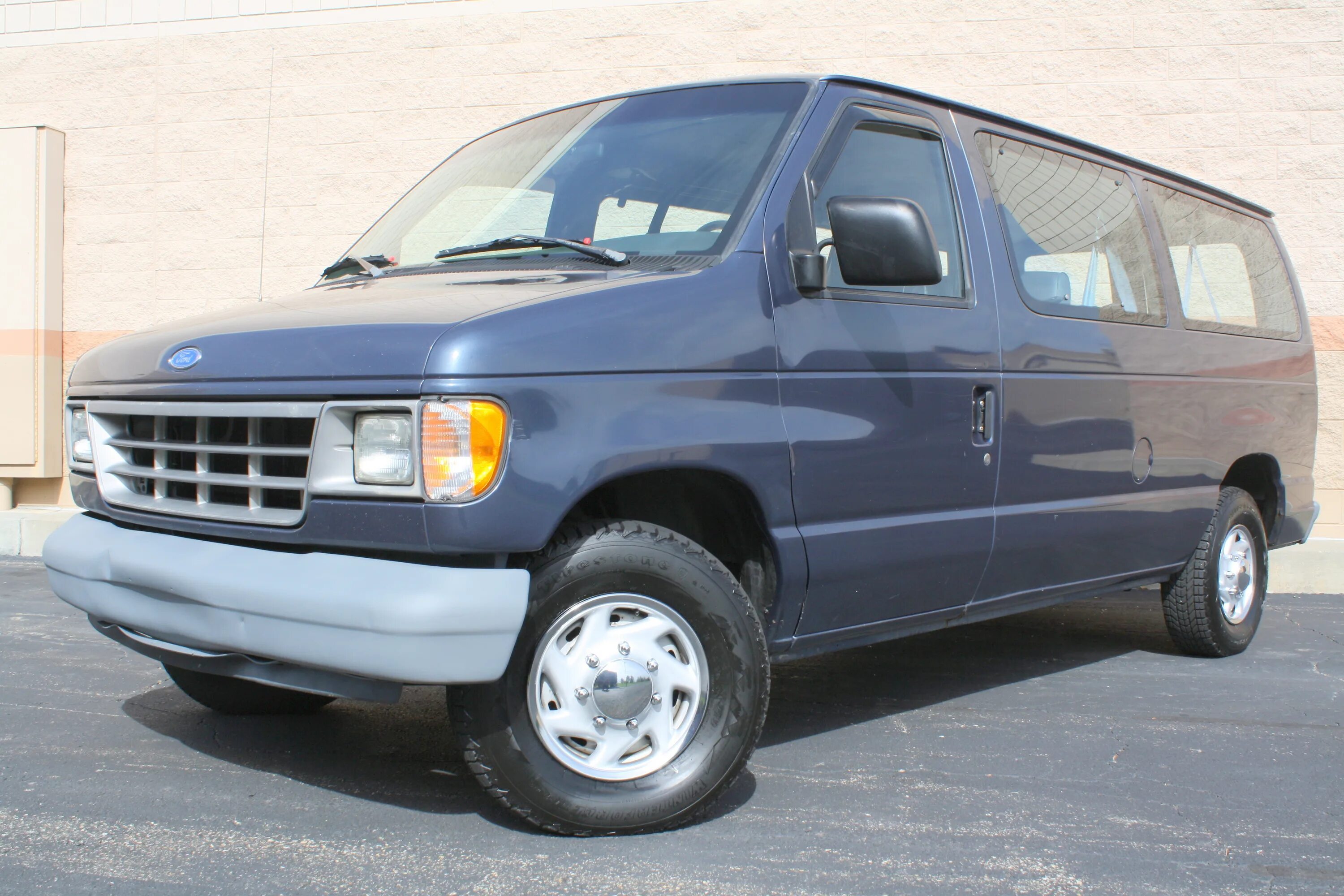 Форд эконолайн купить. Ford Econoline 2005. Ford Econoline 1990. Ford Econoline 1998. Ford Econoline 2000.