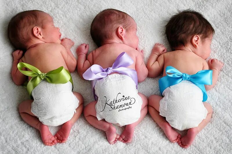 Родились двойняшки. Тройняшки малыши. Двойняшки и тройняшки. Фотосессия тройняшек новорожденных. С рождением тройни.