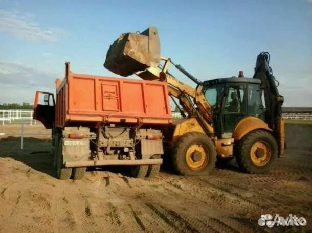 Экскаватор копает песок КАМАЗ. Трактор копает песок КАМАЗ. Вывоз грунта КАМАЗ. Экскаватор грузит КАМАЗ чернозём. Крошка подольск