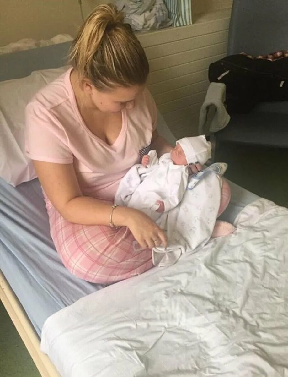 Роды в 35 отзывы. Роды в 35 отзывы. Беременность 34-35 недель живот. Новорожденный 37 недель. Новорожденный после родов.