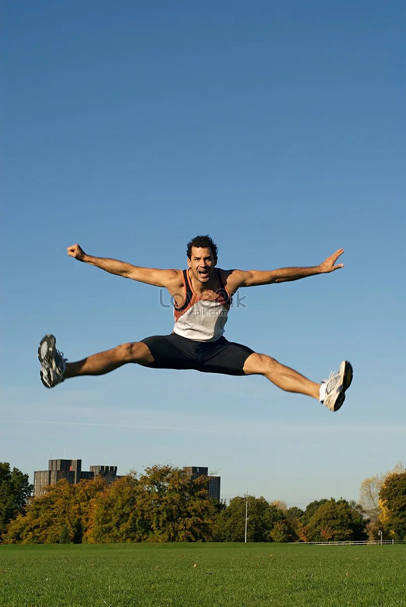 Тарзан на тарзанке. Jumping man. Мужчина прыгает в воду вид со спины. Человек прыгает от радости. Русский мужик прыгает.