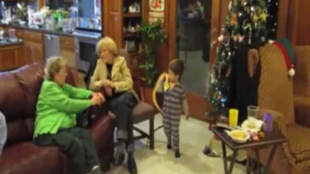 Бабушка с внуками на кухне. Внук выебал бабушку симс. Мальчик выебал свою бабушку. Трахнулась внука