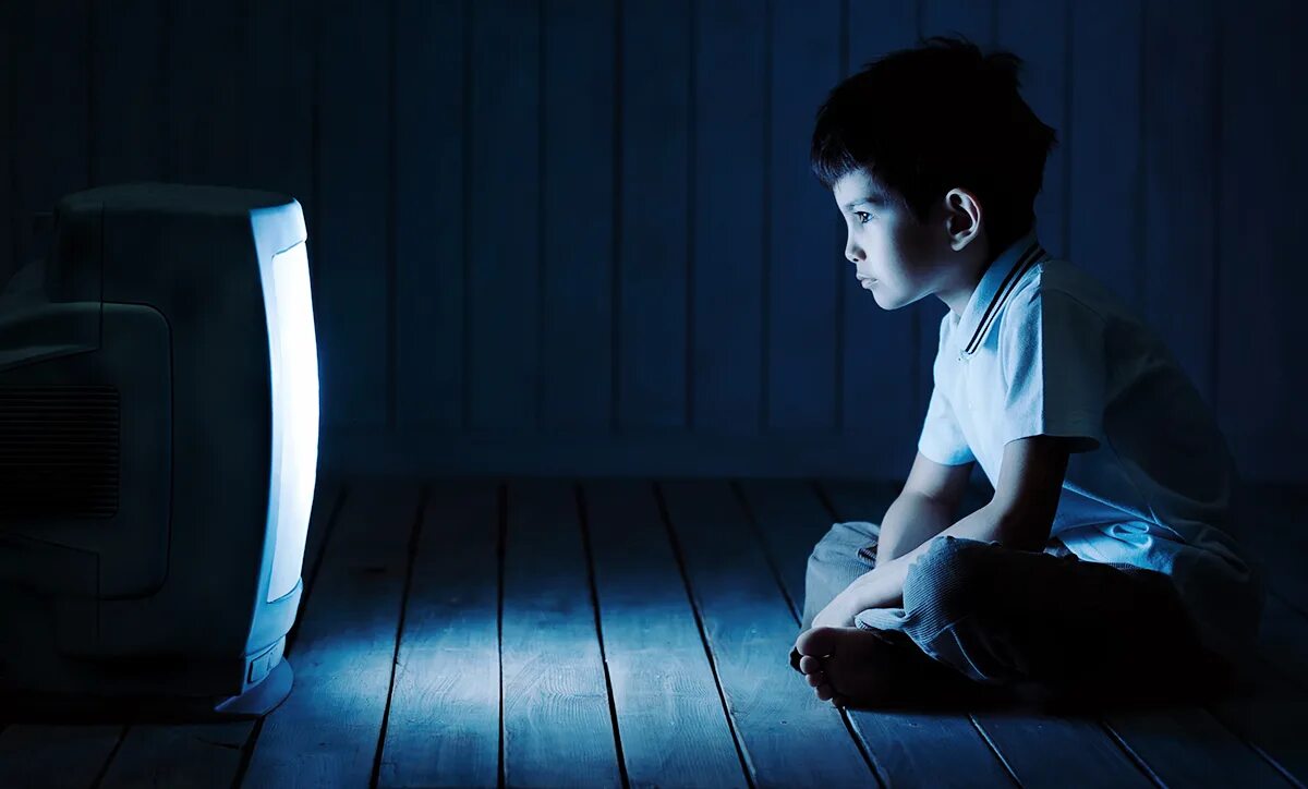 Мальчик в темноте. Свет от телевизора в темноте. Мальчик перед телевизором. Перед телевизором в темноте.