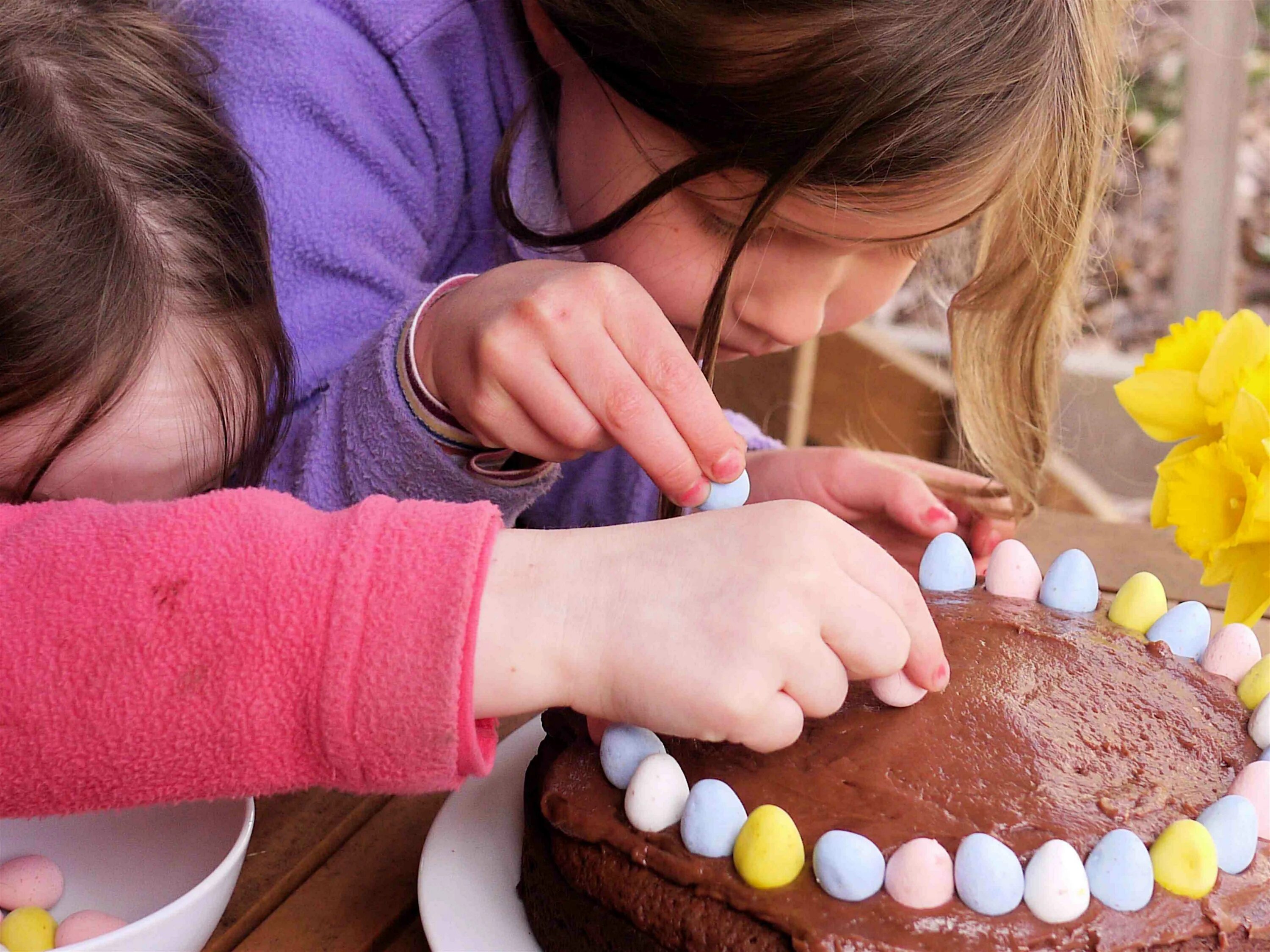 Let s make a cake. Make a cake. making cakes. to make a cake картинки. mum making a cake.