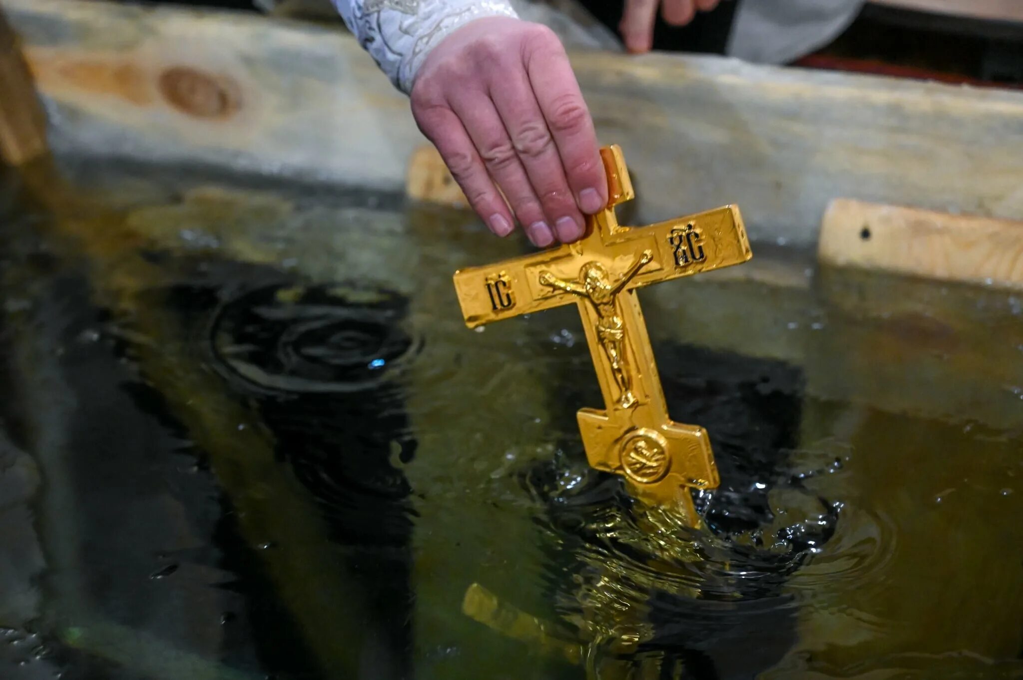 Как использовать крещенскую воду дома