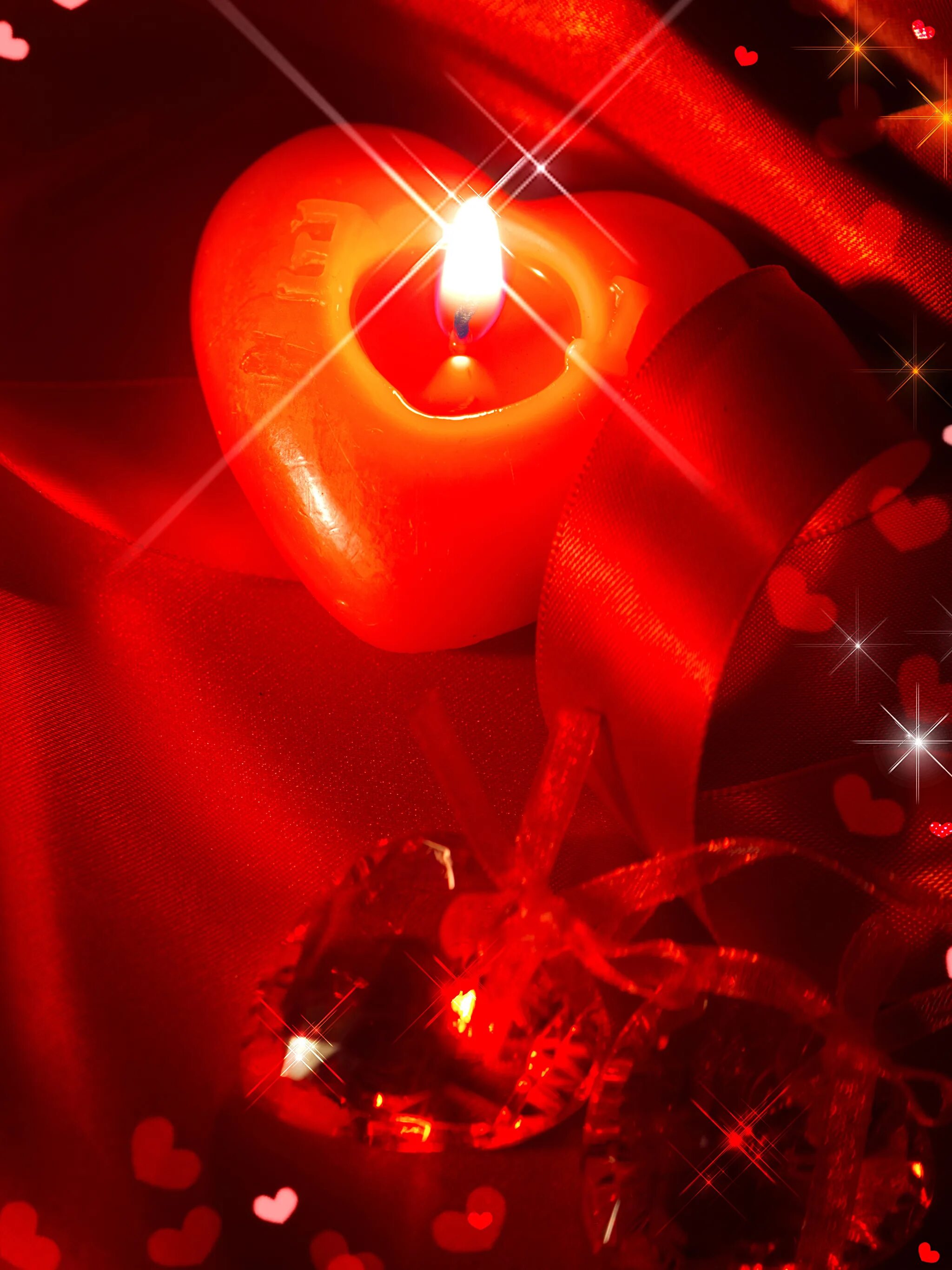 свечи сердечки. свеча памяти сердце. свечка сердце. свечки в виде сердца. красные свечки в руках.