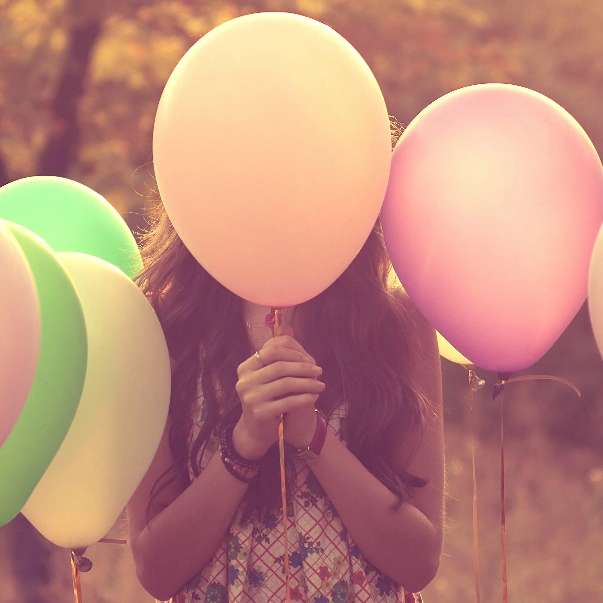 Девушка с воздушными шарами. Красивые девушки с воздушными шарами. Девушка с шариками воздушными. Девочка с воздушным шариком.