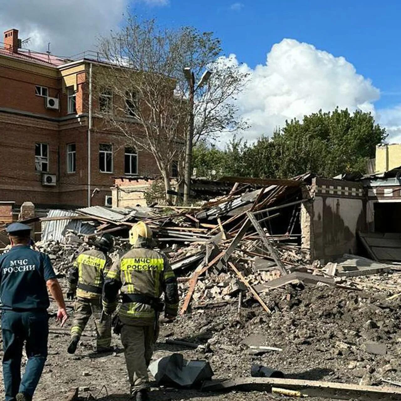 Что творится в таганроге. Взрывы на Украине. Взрыв в Таганроге. Таганрог ракетные удары. Чехов сад Таганрог взрыв.