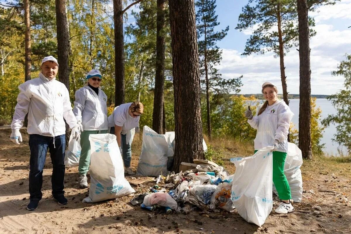 2 берега новосибирск. Свадьба на берегу Обского моря. Субботник на берегу Обского моря.. Волонтер убирает берег моря.