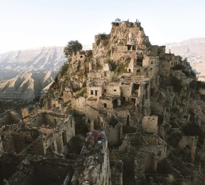 Заброшенный аул гамсутль. Кавказский мачу-пикчу гамсутль. Надпись туризм дагестан. Поездка в горы в дагестан на 3 дня. Чечня экскурсионный тур.