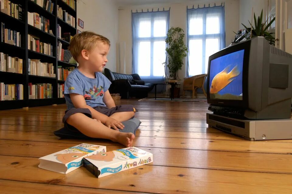 Kids watching tv. Телевизор для детей. Дети children watched TV.. Watch TV.