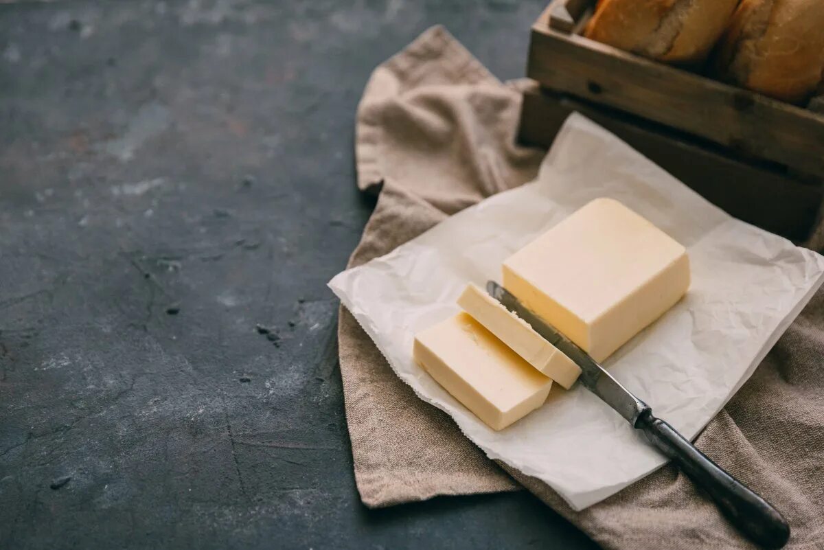 Топленое сливочное масло. Butter масло сливочное. Темное сливочное масло. Сливияная масло. Сливочное масло подготовка.