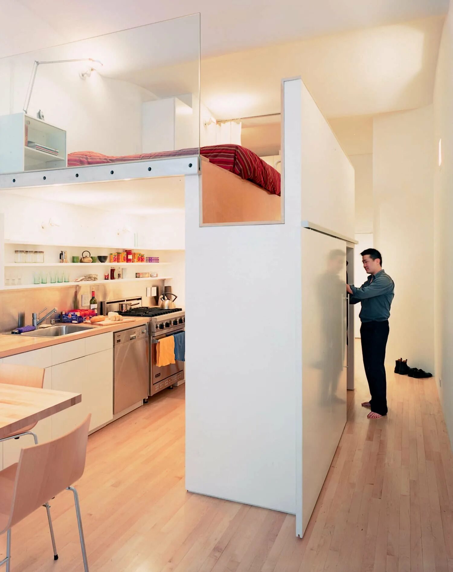 Студия в коммуналке. Кровать над кухней. Дизайнерские решения для квартиры студии. Интерьер маленькой квартиры. Комната студия.