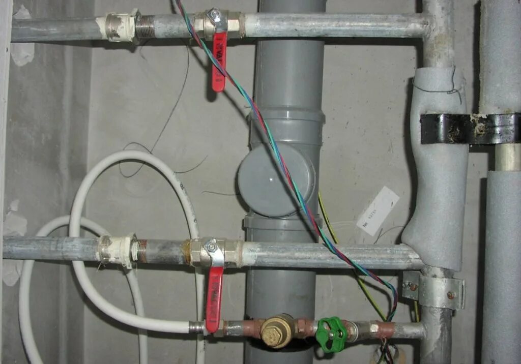 Гребенка под водомеры. Монтаж хвс и гвс. Гибкая подводка для воды 3/4 гайка-гайка 30 см. Водоснабжение в квартире. Водопровод в ванной.