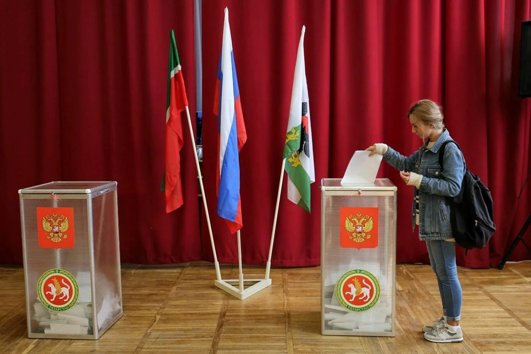 Voting in russia. Урна для голосования. Выборы Татарстан. Урна для голосования Россия. Выборы урна.