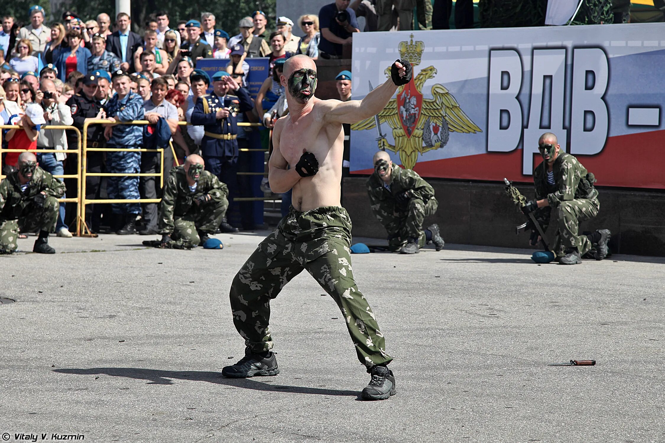 Показательные выступления сегодня. Показательные выступления десантников. ВДВ показательные. Показательные выступления ВДВ. ВДВ Воронеж показательные выступления.