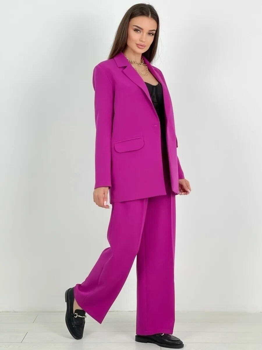 Малиновый костюм. Костюм малиновый брючный дизайнерский. Малиновый костюм женский брючный. Костюм брючный женский mohito. Костюм фуксия брючный.