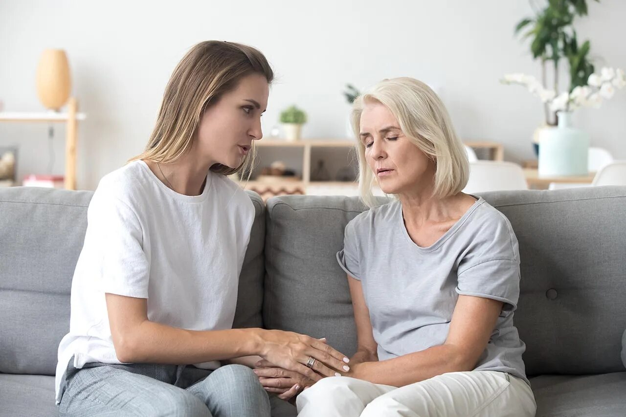 ссора матери и дочери картинки. непослушный ребенок и мама. подростки и родители. не хочу общаться со взрослой дочерью. мать беседует с дочерью.