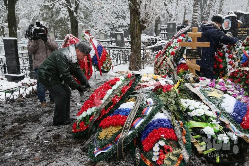 Могила Олега Пешкова. Похороны летчика погибшего в Сирии Олега Пешкова. Похороненных б