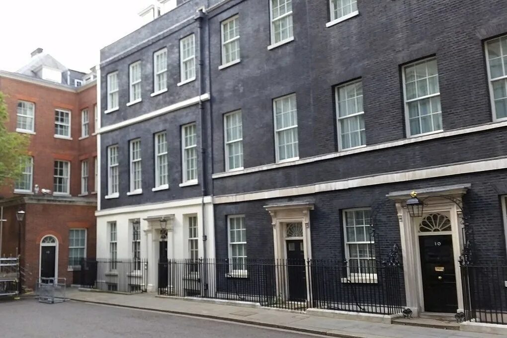 Number 10 downing street. Даунинг-стрит 10 в лондоне. Даунинг стрит 10. Резиденция премьер-министра великобритании. Даунинг-стрит в лондоне.