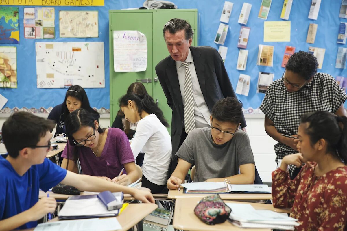 Teach the history. Учитель истории. facilitator teacher. teacher_history_society. фасилитатор в школе картинки.