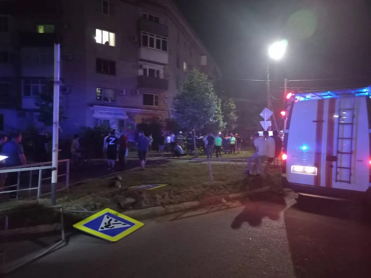 Авария в рославле смоленской. Тверь авария на восточном мосту 02 11 2022. Что произошло 6 июня. Авария на зубовском бульваре 24 июня. Дтп с mercedes на зубовском бульваре в центре москвы.