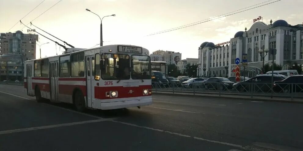 Троллейбус двигается. Троллейбус 13 самара. новокуйбышевск троллейбус движение. троллейбус в южный город самара. троллейбусов.