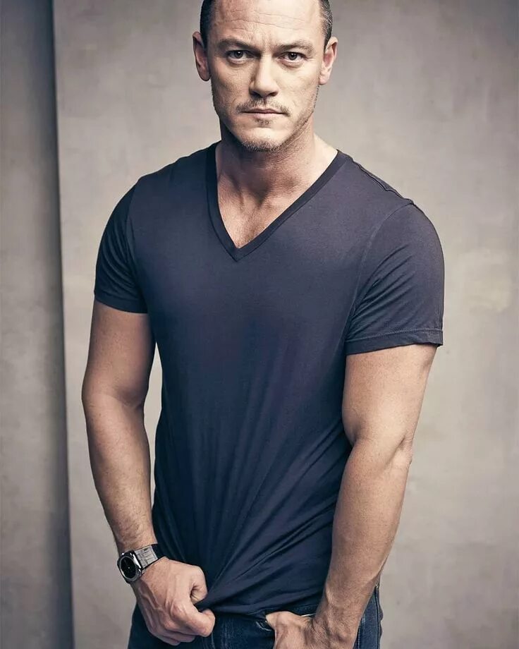 Luke evans. Люк Эванс. Актер люк Эванс. Люк Эванс фотосессии. Люк Эванс лысый.