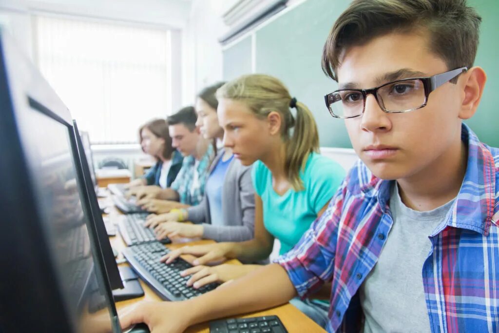 Технологии работы с подростком. Школьники it. Ученик подросток. Компьютер в школе. Ученик за компьютером.