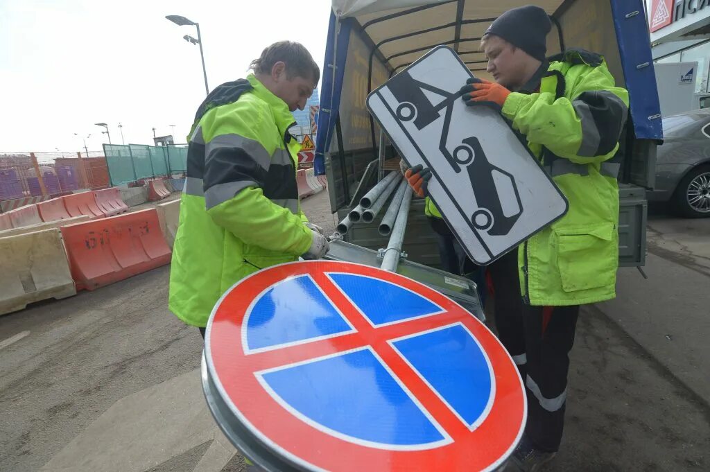 Работы по установке дорожных знаков. Сборка дорожных знаков. монтаж дорожного знака. демонтаж дорожных знаков. установка дорожных знаков картинки.