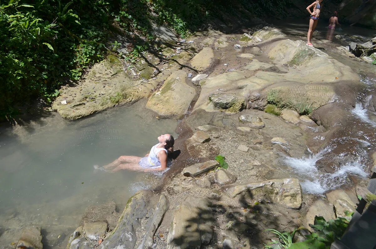 В июне в сочи можно купаться. Купание в водопаде. Купаться в Горном водопаде. Купаться в водопаде. Купание в сочинских водопадах.