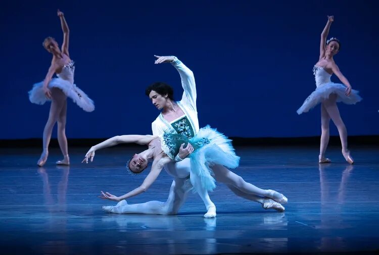 Симфония до мажор бизе. Симфония до мажор. Симфония до мажор большой театр. Опера симфония до мажор бизе. Симфония до мажор бизе.