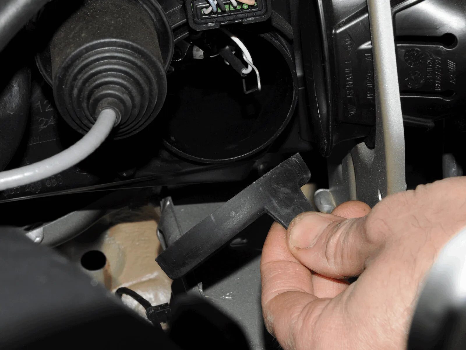 Рено дастер 2015 лампа ближнего света. Замена ламп дастер 2021. Лампа фары дастер ближний свет. Лампа ближнего света дастер 2017. Лампы ближнего света renault duster 2013 года.