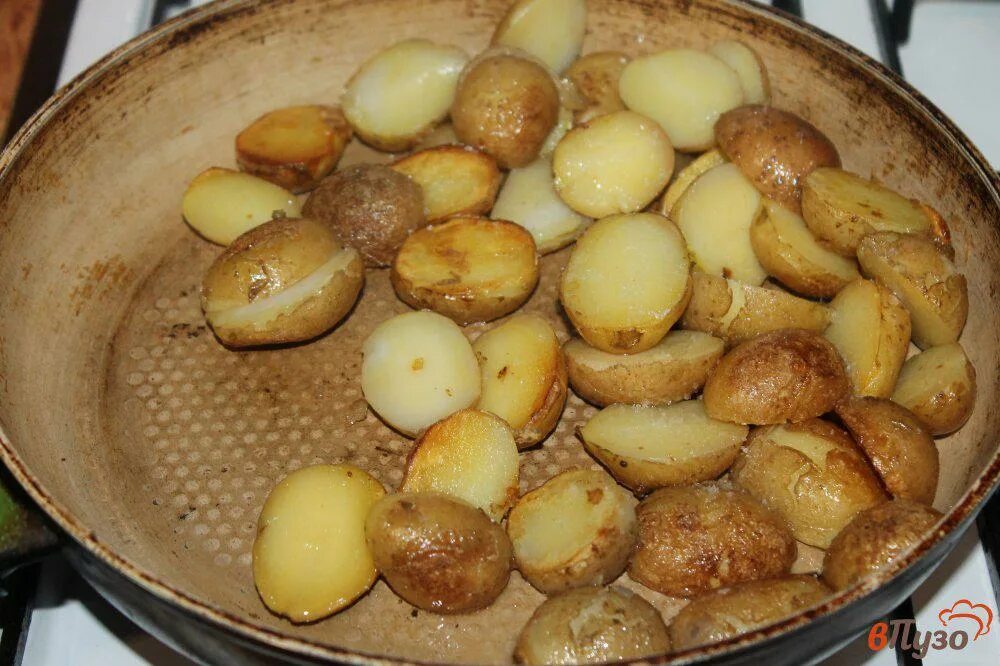 Картошка в кожуре на сковороде. Картошка с кожурой на сковороде. Жареная картошка с кожурой. Картофель в кожуре на сковороде. Мелкая картошка обжаренная.