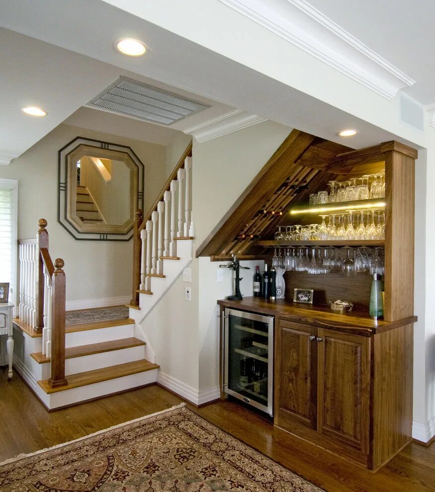 Кухни на втором этаже. Барная стойка под лестницей. Кухня под лестницей. Кухонные шкафы под лестницей. Шкаф под лестницей.