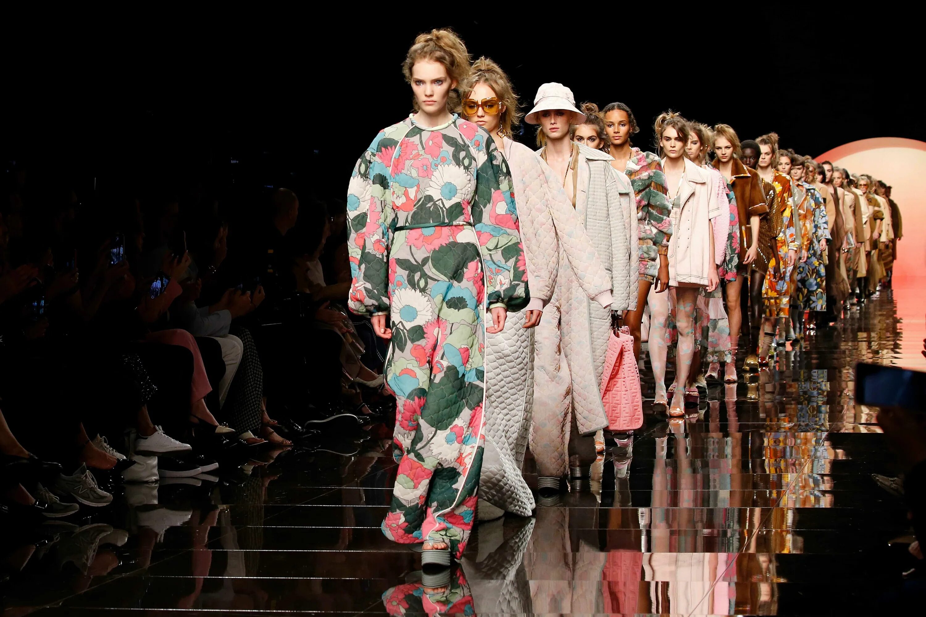 Тенденции лета 2019. Fendi dress 2025. fendi fashion show 2025. fendi couture весна-лето 2019. fendi spring 2025.