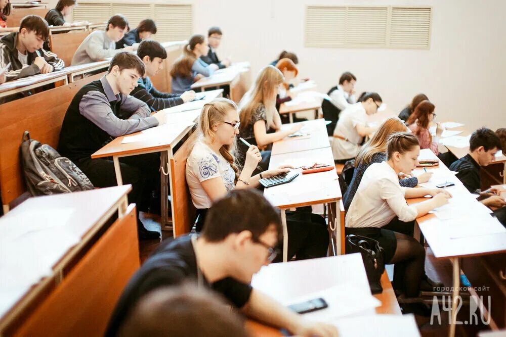 Студенты очной формы обучения. Студенты в аудитории. образование в вузе. занятия в аудитории. институт студенты.