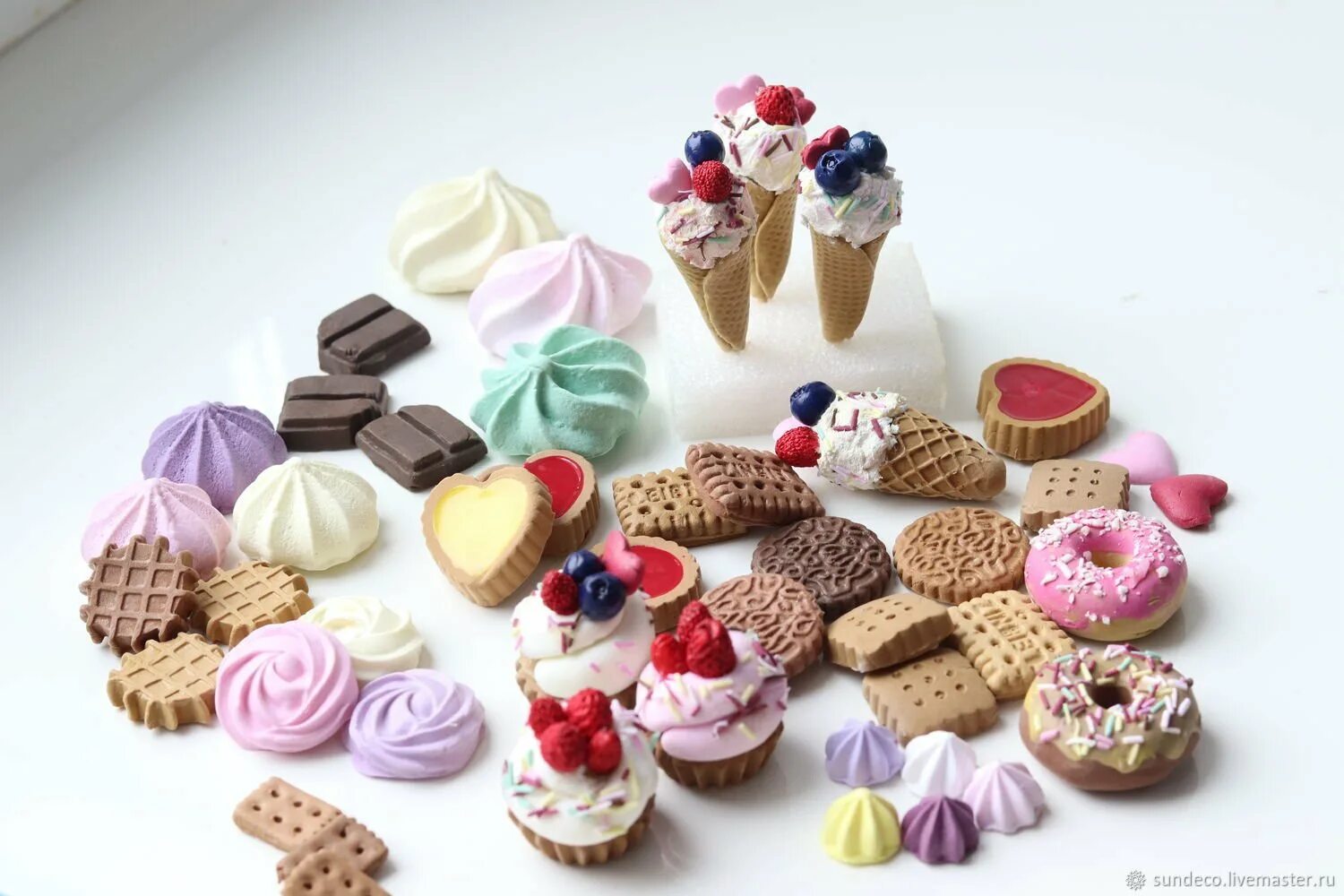 сладкие мелкие. пончики донатсы. детские сладости. много сладостей. сладости конфеты.