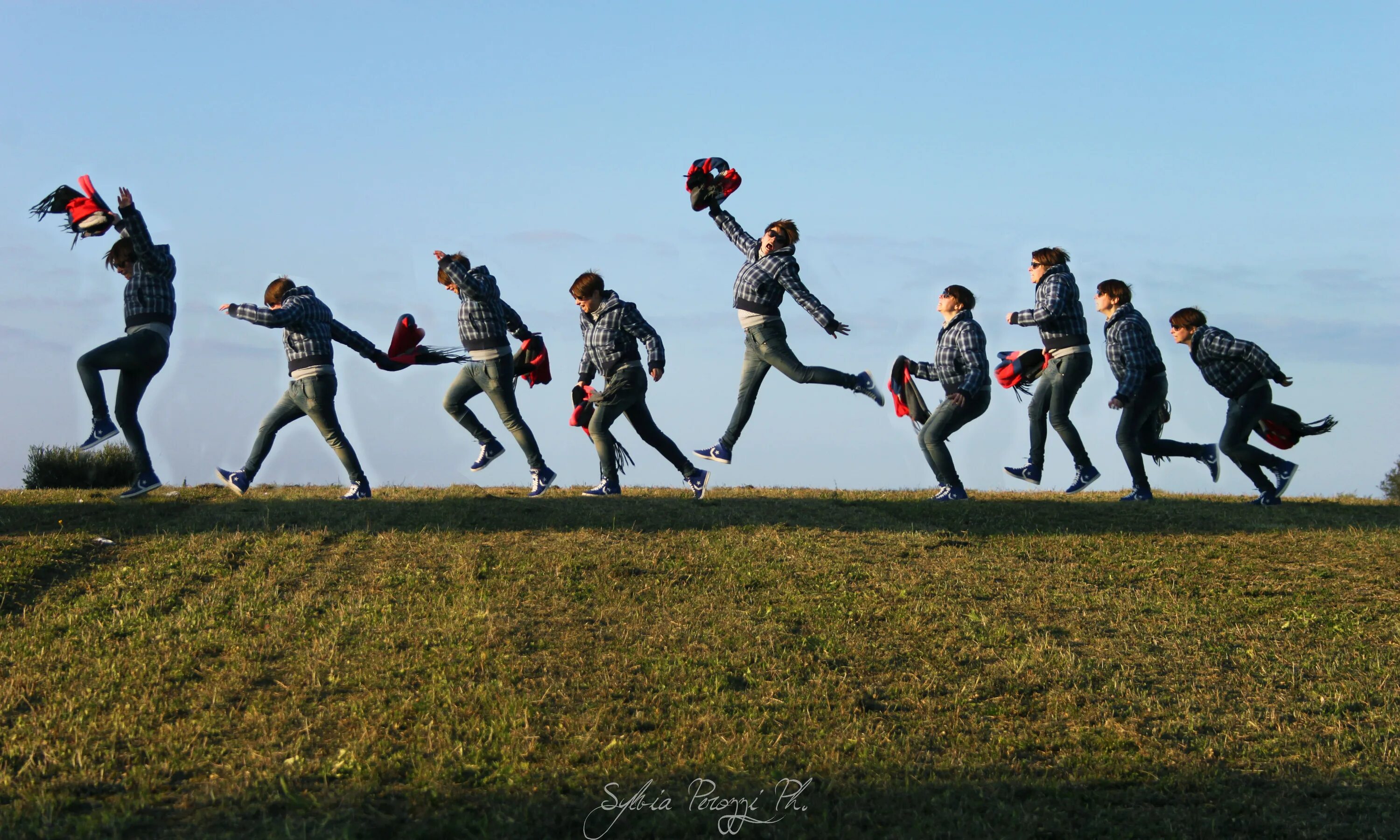 Do a team sport. Креативная фотосессия команды. Командные виды спорта. Коллективный прыжок. Идеи для фотосессии команды.