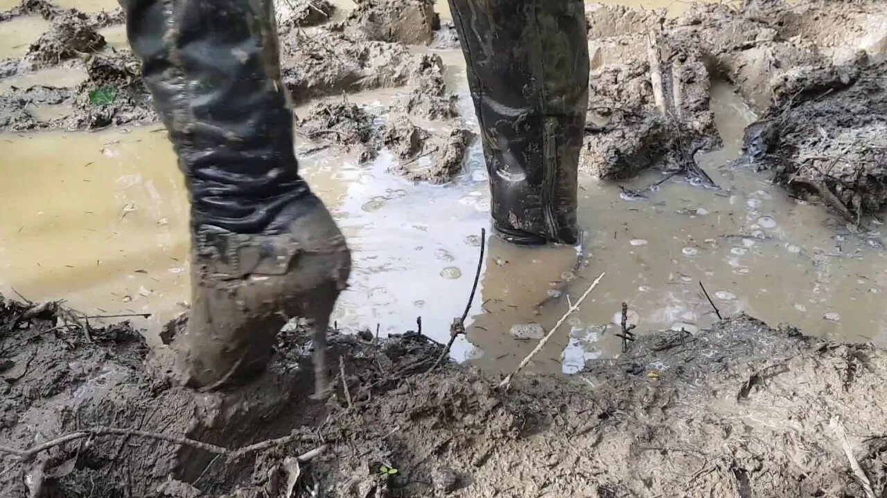 Загрязненная вода из крана. Текстура загрязнения. Мутная вода в море. Грязная вода текстура. К чему снится грязная вода.