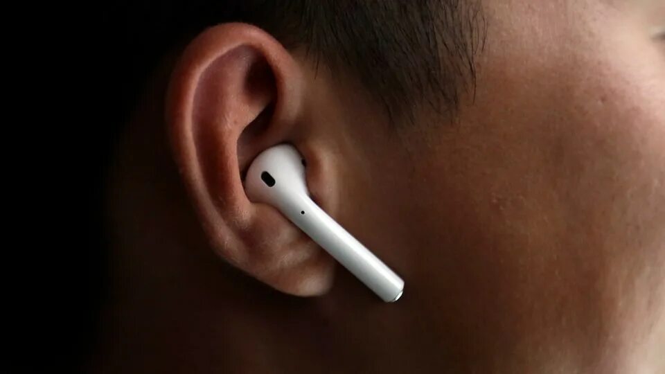 Беспроводные наушники эпл 2 в ухе. AIRPODS на человеке. Беспроводные наушники AIRPODS Pro в ушах. Наушники айфон Pro в ушах.