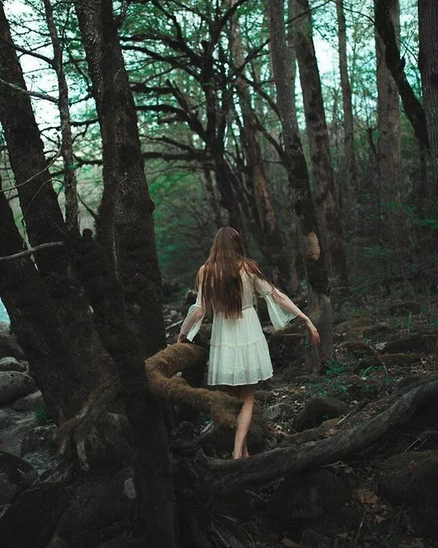 Спрят вшись в глубь леса. Лес девушка 14. Связанная девица в тёмном лесу. Эстетика Бегущая в лесу принцесса. Девочка бежит по тёмному лесу.