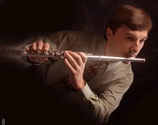Играющий на флейте. Виланд Василий Викторович флейтист. Музыкант с флейтой. Исполнитель на флейте. Музыкант играющий на флейте.