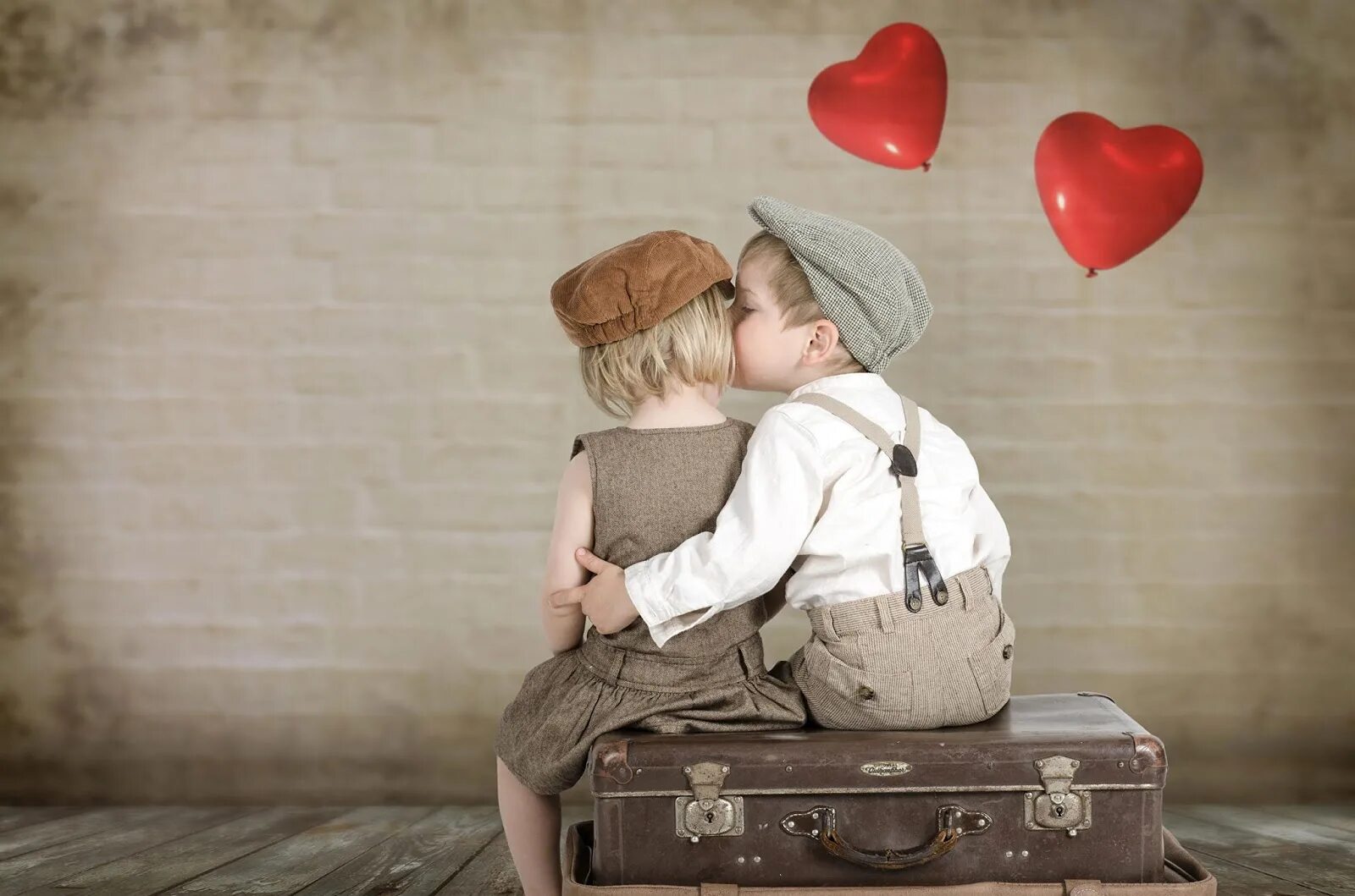 мальчик дарит девочке цветы. день поцелуя девушке. день поцелуя девушке. открытка с поцелуем мужчине. день поцелуев открытки.