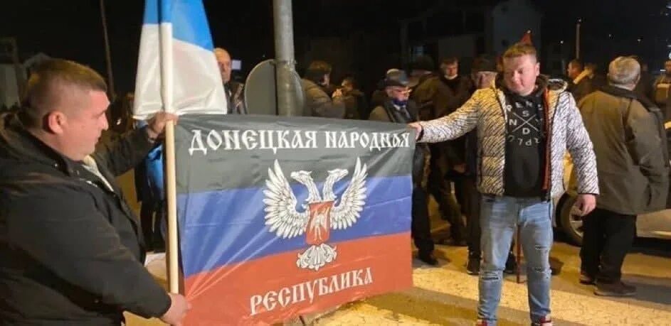 Акция днр и лнр в поддержку. Митинг донецкая народная республика 2014. флаг донбасса. митинг в поддержку донбасса. плакаты в поддержку донбасса.