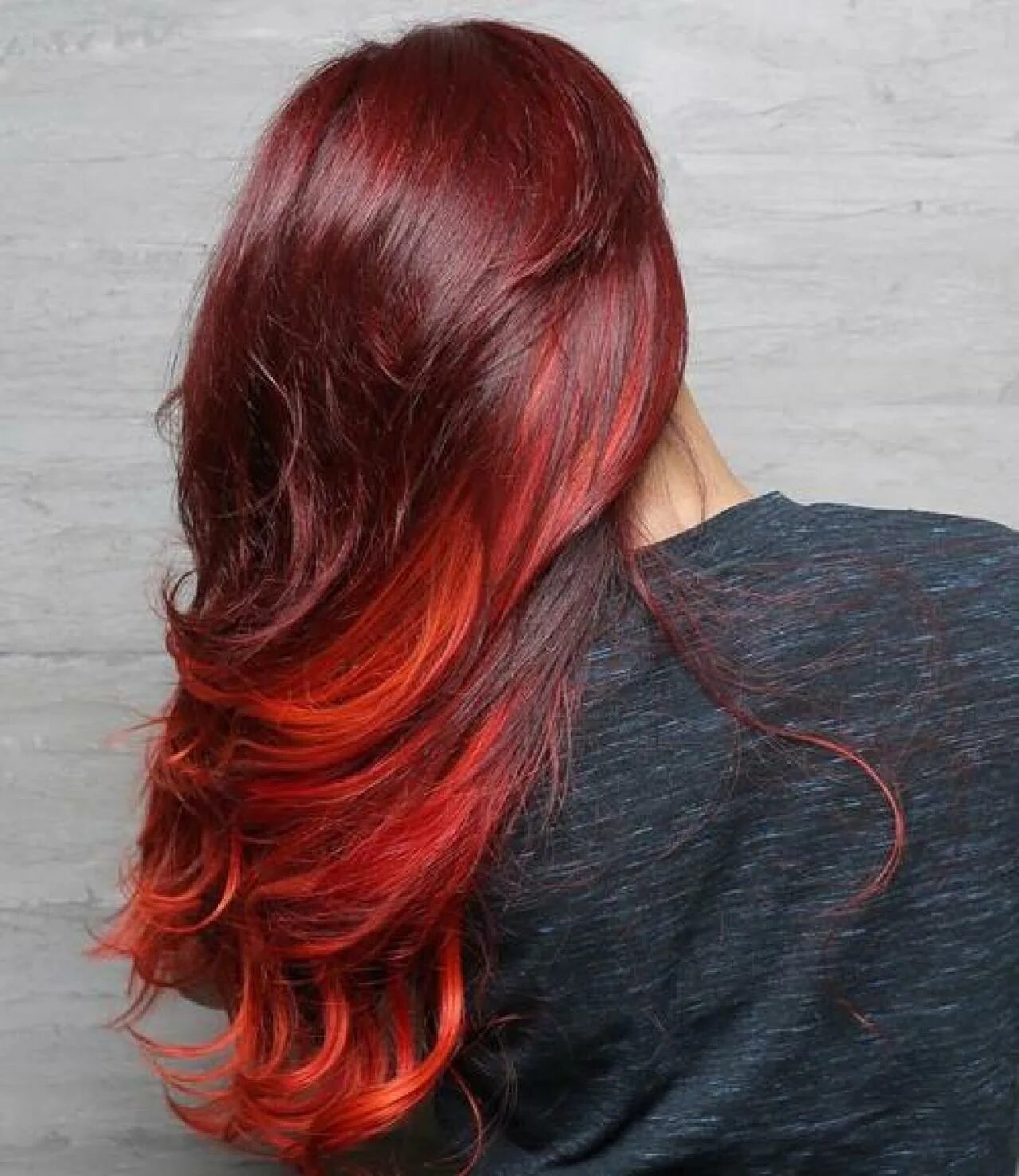 Красные волосы окрашивание. Омбре с красным цветом волос. Окрашивание в красный на длинные волосы. Рыжее омбре на темные волосы. Черно красные волосы длинные