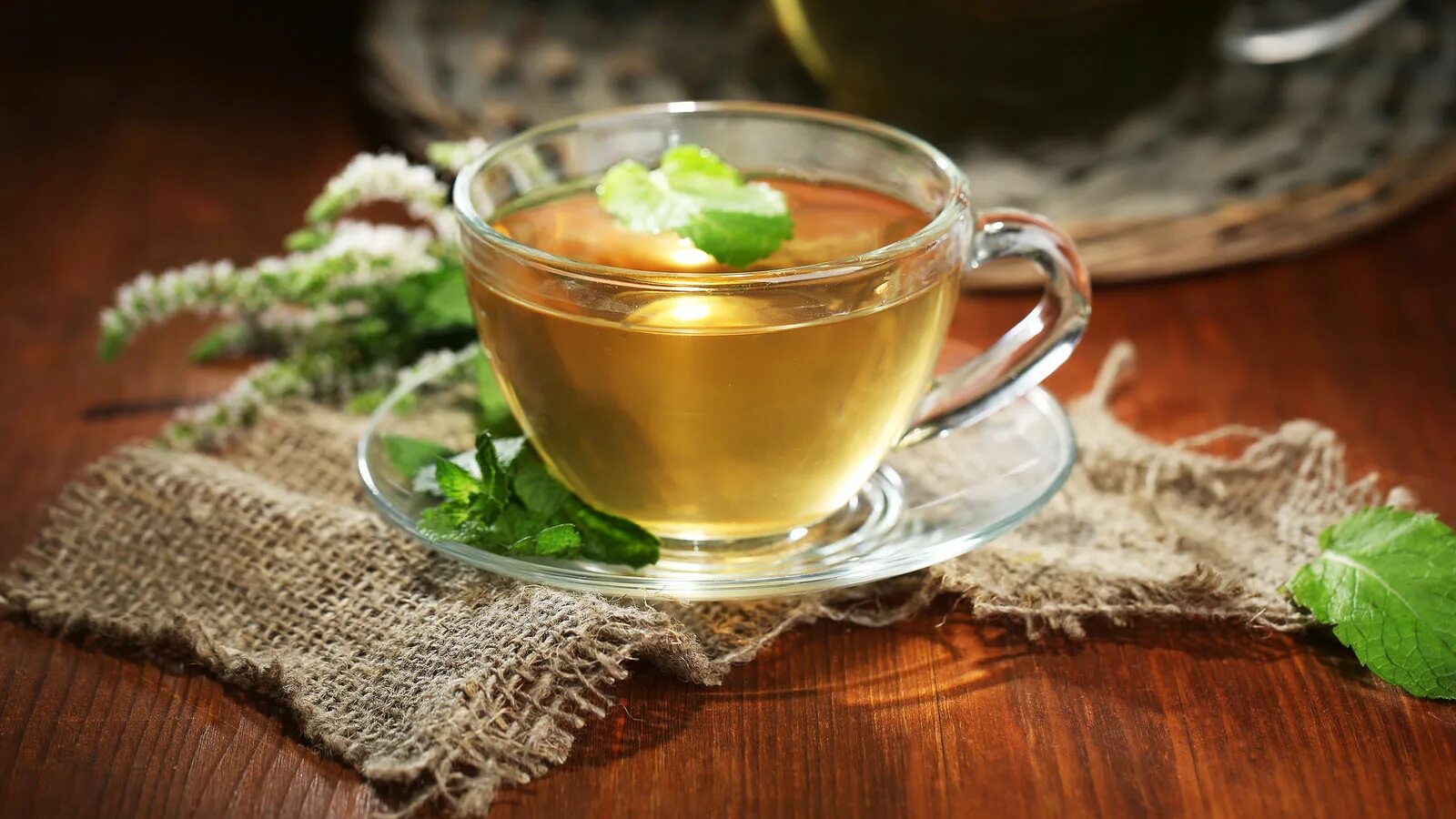 Чай ромашка чабрец мята. Травяной чай фото. Отвары из лекарственных трав. Чайный сбор из трав. Чайц.