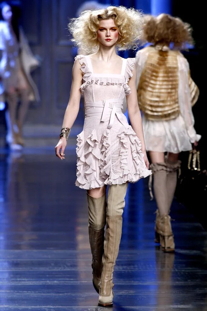 Джон Гальяно 2010. Коллекция Джона Гальяно 2000. Джон Гальяно Dior Fall 2010. Гальяно для диор 2010.